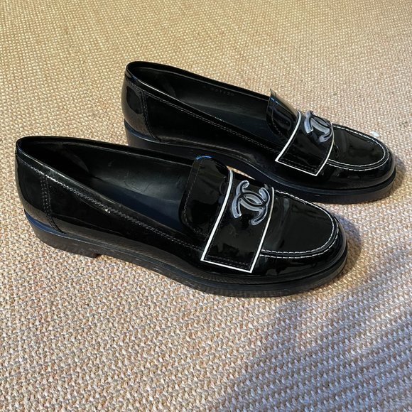 ULTRA RARE Chanel 2019 Interlocking CC Logo Loafers. Fits like 8.5. - Picture 3 of 6
